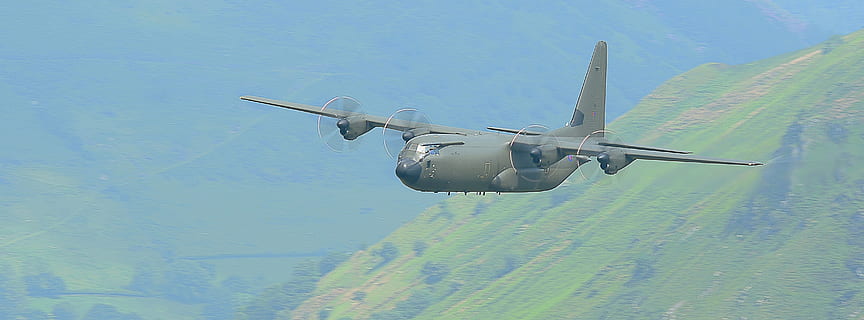 飛行機, 低レベル, マッハループ, 丘, トレーニング, 速度, 速い, パイロット, c130, 軍事, 航空, 航空機, フライト, 飛行, 交通手段, 中空, モーション, 移動して, 日, 自然, 空, 無人, 旅行, 屋外, 晴天, 航空宇宙産業, ローアングルビュー, 戦闘機, 4K, CC0, パブリックドメイン, ロイヤリティフリー