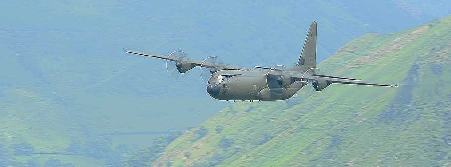 avió, nivell baix, mach loop, turons, formació, velocitat, ràpid, pilot, c130, militar, aviació, avions, vol, volant, vehicle aeri, manera de transport, transport, a l'aire, moviment, en moviment, dia, naturalesa, cel, cap gent, viatjar, a l'aire lliure, cel clar, indústria aeroespacial, vista d’angle baix, avió de combat, 4K
