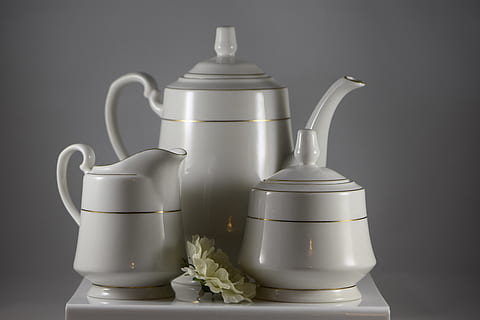 Tasse, Kaffee, Tee, Geschirr, Getränk, Topf, Porzellan, Griff, Container, isolieren, Teeservice, Weiß, Küche, sauber, Lebensmittel, Keramik, Gericht, Mittagessen, einstellen, Becher, Zucker, Sahne, Abendessen, Teezeit, Restaurant, Design, Sammlung, Cafe, heiß, Flüssigkeit, frisch, Cappuccino, Espresso, Koffein, drinnen, Stillleben, Studioaufnahme, Teekanne, keine Leute, Nahansicht, weiße Farbe, Tabelle, schwarzer Hintergrund, Essen und Trinken, Pflanze, grau, Blume, blühende Pflanze, Küchenutensilien, Natur, Haushaltsausstattung, ausgeschnitten, Frische, Kaffeetasse, 5K, CC0, gemeinfrei, lizenzfrei