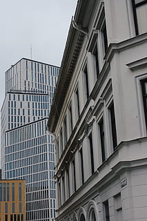 Suède, Malmö, structure construite, architecture, extérieur du bâtiment, bâtiment, la fenêtre, personne, ville, faible angle de vue, journée, en plein air, la nature, district résidentiel, ciel, verre - matériel, moderne, modèle, dans une rangée, ciel clair, cambre, force, 4K, CC0, domaine public, libre de droits