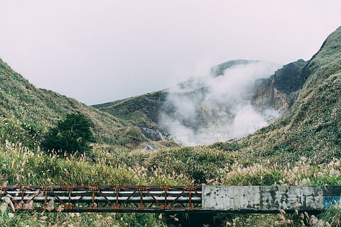 núvols blancs, muntanya, a l'aire lliure, naturalesa, taipei, pendent, Taiwan, pont, paisatge, planta, boira, bosc, gris, aigua, terra, edifici, verd, núvol, Serra, camp, bellesa a la natura, medi ambient, dia, cel, cap gent, escena tranquil·la, escenics - natura, escena no urbana, tranquil·litat, barana, arbre, color verd, 5K, CC0, domini públic, lliure de regalies