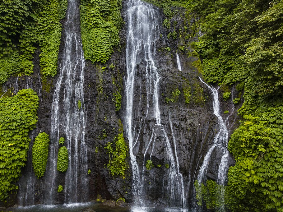caiguda de cascada, naturalesa, aigua, riu, a l'aire lliure, cascada, indonèsia, banyumala, sukasada, bali, cascada doble, arbre, planta, vegetació, selva tropical, terra, penya-segat, parc, herba, gespa, corrent, escenics - natura, bellesa a la natura, moviment, bosc, exposició llarga, moviment borrós, aigua que flueix, escena no urbana, color verd, cap gent, creixement, rock, rock - object, poder a la natura, que flueix, caient aigua, 4K