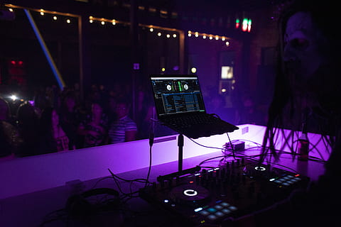 controller dj, computer portatile, musica, cultura artistica e intrattenimento, tecnologia, folla, evento, prestazione, vita notturna, notte, dj, godimento, stage - spazio per le prestazioni, palcoscenico, in casa, grande gruppo di persone, illuminato, tecnologia wireless, attrezzatura per la registrazione del suono, il computer portatile, discoteca, computer, club dj, mixer audio, luce, concerto di musica popolare, luce scenica, buio, musica rock, 5K, CC0, dominio pubblico, privo di copyright