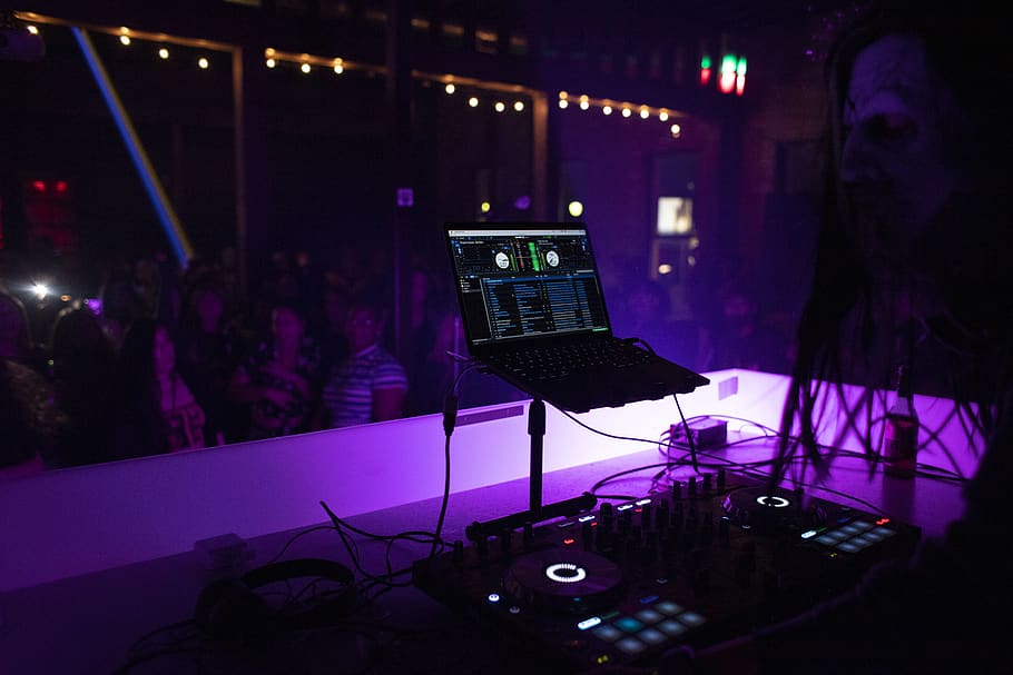 controller dj, computer portatile, musica, cultura artistica e intrattenimento, tecnologia, folla, evento, prestazione, vita notturna, notte, dj, godimento, stage - spazio per le prestazioni, palcoscenico, in casa, grande gruppo di persone, illuminato, tecnologia wireless, attrezzatura per la registrazione del suono, il computer portatile, discoteca, computer, club dj, mixer audio, luce, concerto di musica popolare, luce scenica, buio, musica rock, 5K