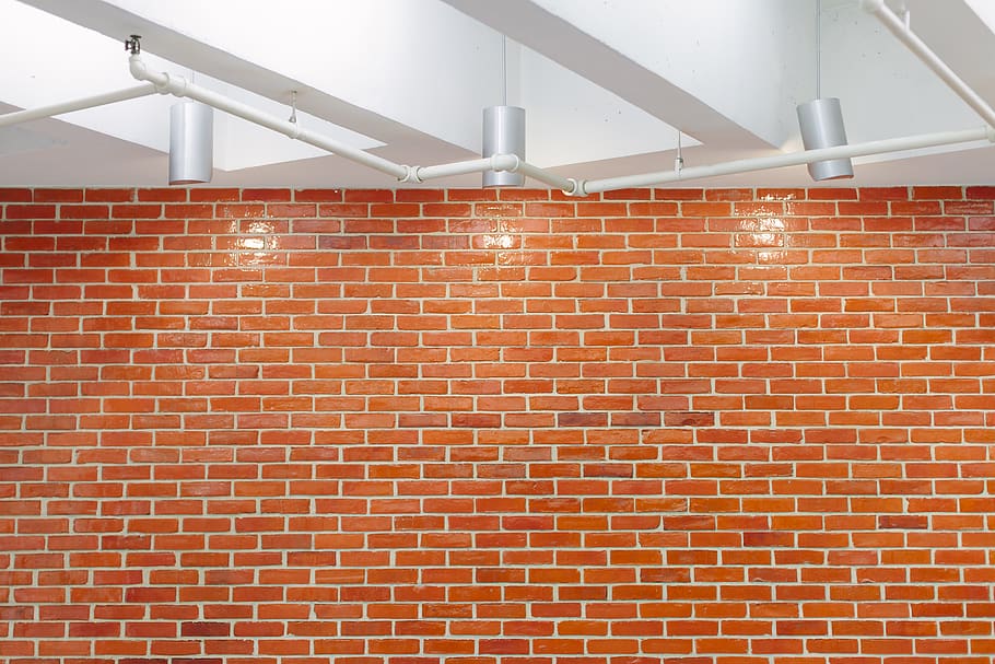 parede de tijolo marrom, tijolo, parede, utensílio, textura, luminária, ventilador de teto, iluminação, estante, porta, arquitetura, teto, tijolo vermelho, dallas, linhas, dentro de casa, sala, decoração de casa, caminho, passarela, porta deslizante, recurso de construção de parede, parede de tijolos, estrutura construída, ninguém, vermelho, dia, visão de baixo ângulo, padronizar, equipamento de iluminação, metal, tubo - tubo, ao ar livre, exterior do edifício, segurança, iluminado, tecnologia, 2K
