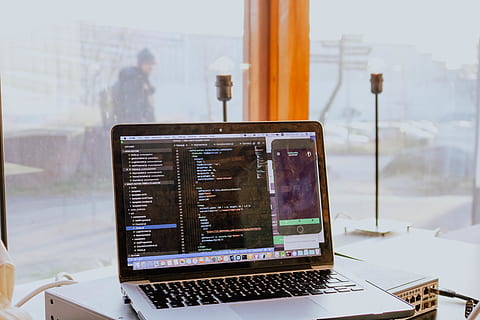 Macbook Pro, Technologie, kabellose Technologie, Verbindung, Fokus auf den Vordergrund, Laptop, Kommunikation, transparent, Tag, Glas - Material, Tabelle, Computer, Fenster, drinnen, echte Menschen, Männer, eine Person, Büro, Nahansicht, 5K, CC0, gemeinfrei, lizenzfrei