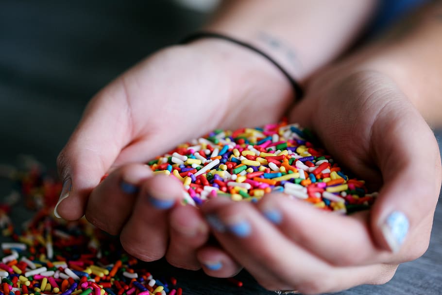 persona, celebració, ple, ruix, fons, cocció, aniversari, caramels, primer pla, color, colorit, confecció, pastisseria, confeti, ventoses, deliciós, comestible, focus, menjar, diversió, noia, mans, per molts anys, lgbt, amor, macro, multicolor, festa, arc de Sant Martí, colors de l'arc de Sant Martí, l'arc de Sant Martí esquitxa, petit, sucre, ensucrat, dolços, saborós, fons de pantalla, dona, una persona, menjar dolç, menjar i beguda, indulgència, dolç, mà humana, part del cos humà, mà, enfocament selectiu, nen, temptació, frescor, infància, menjar poc saludable, mans en copa, 5K