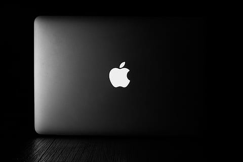 macbook pro, varemærke, logo, symbol, macbook, design, arbejde, mac, mac os, æble, elektronik, bærbar, computer, pc, silhuet, etage, scene, grå, skærm, indretning, indendørs, kopiere plads, ingen mennesker, emotion, positive følelser, hjerte form, hvid farve, studio skud, sort baggrund, tæt på, kærlighed, enkelt objekt, repræsentation, kreativitet, sort farve, hjemlige værelse, form, enkelhed, indgang, blank, 5K, CC0, offentligt domæne, royaltyfrie