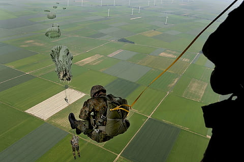 sauter, plongée, parachutisme, plongeur, militaire, para, parachute, Humain, activité, frisson, groupe de personnes, sport, vue aérienne, personnes, vue grand angle, véhicule aérien, la nature, gouvernement, couleur verte, forces armées, Hommes, journée, adulte, en volant, en plein air, transport, terre, avion, toute la longueur, 1080P, CC0, domaine public, libre de droits