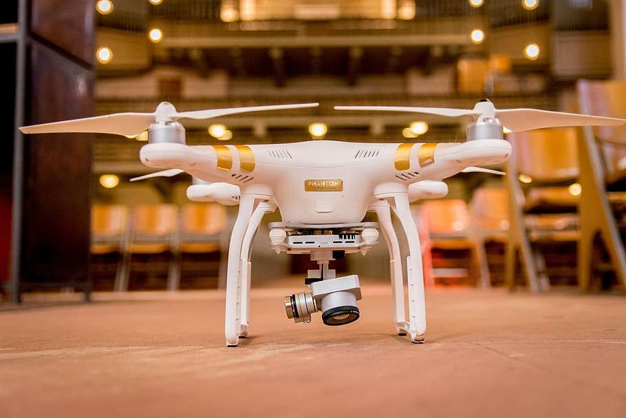 drone, helicòpter, quadcopter, multicopter, avions, rotors, càmera, màquina voladora, rotor, hèlix, objecte volador, flotar, controlat remotament, fotografies aèries, Església, cap gent, robot, a l'interior, il·luminat, tecnologia, centrar-se en primer pla, equips d’il·luminació, futurista, primer pla, còpia espai, enfocament selectiu, arquitectura, mobles, taula, nit, equipament, sol objecte, Color blanc, 5K
