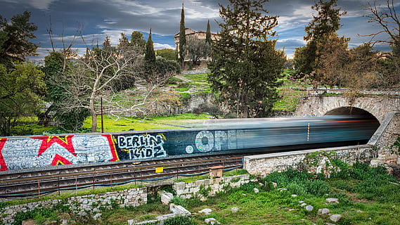 fotografia time lapse, treno, passaggio, ponte, sfocato, nuvole, luce del giorno, ambiente, graffiti, erba, guida, paesaggio, movimento, città vecchia, Ferrovia, binari della ferrovia, linee ferroviarie, cielo, lasso di tempo, rotaie, mezzi di trasporto, sistema di trasporto, alberi, veicolo, boschi, pianta, albero, natura, struttura costruita, giorno, architettura, nessuno, crescita, acqua, nuvola - cielo, modo di trasporto, connessione, traccia, all'aperto, trasporto ferroviario, esterno dell'edificio, 5K, CC0, dominio pubblico, privo di copyright
