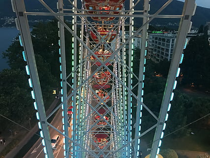 ferris, roda, funcionamento, período noturno, Parque de diversões, passeio de parque de diversões, estrutura construída, metal, arquitetura, cultura artística e entretenimento, roda gigante, ninguém, natureza, Diversão, céu, feirante, ao ar livre, dia, atividade de lazer, gozo, visão de baixo ângulo, conexão, padronizar, ponte, 4K, CC0, domínio público, royalty free
