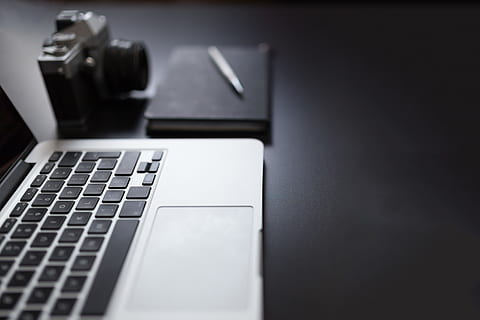 MacBook, portàtil, ordinador, tecnologia, Bloc de notes, bolígraf, càmera, fotografia, dispositius, objectes, negocis, creatiu, oficina, escriptori, equips informàtics, tecnologia sense fils, teclat, a l'interior, comunicació, teclat d’ordinador, taula, enfocament selectiu, connexió, cap gent, primer pla, natura morta, mobles, temes de fotografia, part de l’ordinador, clau d’ordinador, 5K, CC0, domini públic, lliure de regalies