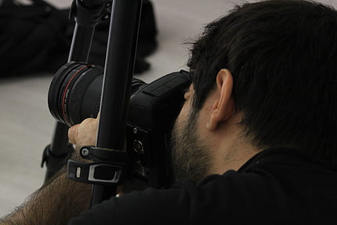 persona, humà, càmera, electrònica, màrqueting de somriure, eppyou.com, smilemarketing.it, fixar fotografico, foto, sessió de fotos, cànon, produccions dc, càmera de vídeo, fotògraf, corretja, càmera digital, pell, trípode, lent de la càmera, coll, pistola, arma, celebració, tirada al cap, gent, adult, rifle, retrat, punteria, disparar objectiu, vista lateral, comunicació, seguretat, tecnologia, govern, disparar una arma, primer pla, pentinat, 5K, CC0, domini públic, lliure de regalies