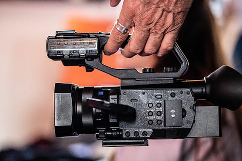 caméra vidéo noire, caméra, électronique, caméra vidéo, Humain, la personne, doigt, adaptateur, main, bague, appareil photo numérique, zeiss, Full HD, détail, vidéo, came, objectif, haute définition, bloc, fond d'écran, Contexte, culture artistique et divertissement, partie du corps humain, main humaine, La technologie, fermer, thèmes de la photographie, personnes, à l'intérieur, en portant, appareil photo - équipement photographique, pistolet, Occupation, prise de vue en studio, studio, couleur noire, adulte, se concentrer sur le premier plan, opérateur camera, 5K, CC0, domaine public, libre de droits