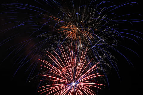 Feuerwerk, Nachtzeit, Explosion, Himmel, Tag der Unabhängigkeit, 4. Juli, Nacht-, dunkel, Feier, explodiert, Feuer - natürliches Phänomen, Veranstaltung, Feuerwerk - künstliches Objekt, traditionelles Fest, mehrfarbig, Party - gesellschaftliches Ereignis, vierter Juli, Urlaub, rot, Jahrestag, hell, Jahr, Farben, Juli, Spaß, Hintergründe, Silvester, schwarze Farbe, Gelb, lebendige Farbe, Neujahr, glühend, 5K, CC0, gemeinfrei, lizenzfrei
