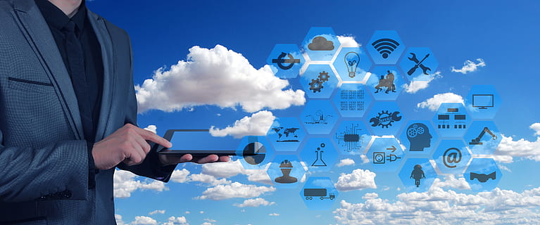 système, le web, numérisation, La technologie, numérique, la communication, à l'échelle mondiale, main, nouvelles, personnel, réseau, lien, connecté, avec l'un l'autre, ensemble, accord, travail, travail en équipe, échange, information, nuage - ciel, ciel, réseau informatique, affaires, Technologie sans fil, main humaine, composite numérique, l'Internet, Cloud computing, bleu, partie du corps humain, communications globales, la nature, une personne, cyberespace, Les données, en plein air, serveur de réseau, 4K, CC0, domaine public, libre de droits