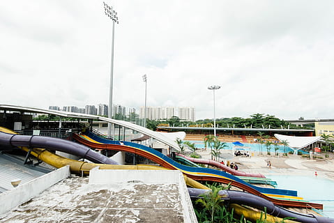 culori asortate pentru culoarea apei, piscină, parc acvatic, diapozitiv, în aer liber, persoană, vară, piscina, ușoară, lampă, distracţie, Joaca, apă, activități de agrement, parc de distractii, construită, arhitectură, cer, zi, natură, conexiune, nor - cer, exteriorul clădirii, transport, nici o persoana, pod, navă nautică, pod - om construit, mijloc de transport, amarate, oraș, 5K, CC0, domeniu public, fără drepturi de autor