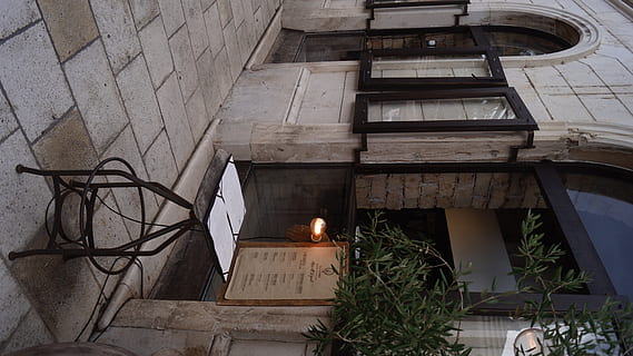 Croazia, luce, menu, tavolo, finestra, reustaurant, nastogadka, sera, città vecchia, sedia, architettura, struttura costruita, esterno dell'edificio, costruzione, attrezzatura per l'illuminazione, nessuno, Inquadratura dal basso, illuminato, giorno, caratteristica della parete, all'aperto, luce elettrica, Casa, natura, pianta in vaso, lampada elettrica, pianta, quartiere residenziale, posto a sedere, 5K, CC0, dominio pubblico, privo di copyright