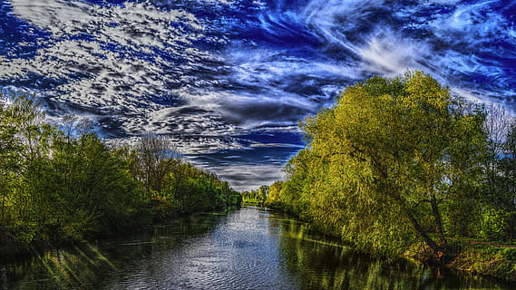 riu, envoltat, arbres, bonic, blau, núvols, cloudscape, color, colorit, alba, la llum del dia, tarda, bosc, Alemanya, llum daurada, hdr, idíl·lic, paisatge, llum, humor, místic, naturalesa, parc, reflexió, romàntic, escènic, temporada, cel, estiu, aigua, fusta, arbre, planta, bellesa a la natura, tranquil·litat, escenics - natura, cap gent, escena tranquil·la, creixement, dia, núvol - cel, color verd, davant del mar, terra, a l'aire lliure, aigua que flueix, 8K, CC0, domini públic, lliure de regalies