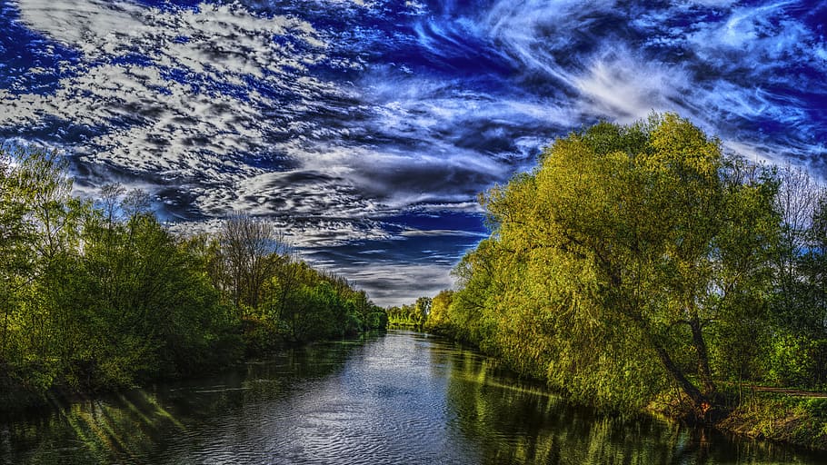 riu, envoltat, arbres, bonic, blau, núvols, cloudscape, color, colorit, alba, la llum del dia, tarda, bosc, Alemanya, llum daurada, hdr, idíl·lic, paisatge, llum, humor, místic, naturalesa, parc, reflexió, romàntic, escènic, temporada, cel, estiu, aigua, fusta, arbre, planta, bellesa a la natura, tranquil·litat, escenics - natura, cap gent, escena tranquil·la, creixement, dia, núvol - cel, color verd, davant del mar, terra, a l'aire lliure, aigua que flueix, 8K