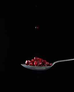 fagioli rossi, cibo, cibo e bevande, rosso, frutta, utensile da cucina, cucchiaio, mangiare sano, girato in studio, sfondo nero, freschezza, benessere, in casa, nessuno, frutti di bosco, avvicinamento, copia spazio, mirtillo rosso, attrezzature domestiche, semi di melograno, prima colazione, tentazione, 2K, CC0, dominio pubblico, privo di copyright