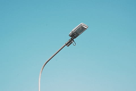 gri de stradă, stâlp de felinar, iluminat, cabină de duș, paranteză, corp de iluminat, pol de utilitate, LED, lampă, baldachin, siding, lăută, instrument muzical, GPS, Electronică, reflector, sursa de alimentare pentru păsări, marchiză, sundial, porumbel, pasăre, albastru, cer senin, cer, spațiu copie, tehnologie, vedere unghiulară joasă, nici o persoana, conexiune, comunicare, cablu, electricitate, zi, camera de securitate, Securitate, supraveghere, natură, tehnologia fără fir, lumina stradală, sistem de securitate, zgomot, fundal albastru, turcoaz colorat, 8K, CC0, domeniu public, fără drepturi de autor