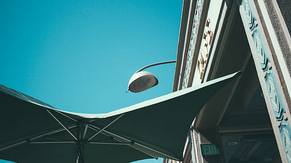 Estados Unidos, berkeley, piq berkeley, luminária, céu, café, rua, construção, arquitetura, iluminação pública, visão de baixo ângulo, estrutura construída, céu limpo, exterior do edifício, azul, ninguém, dia, natureza, ao ar livre, metal, transporte, copie o espaço, cidade, luz solar, ponte, diretamente abaixo, 5K, CC0, domínio público, royalty free