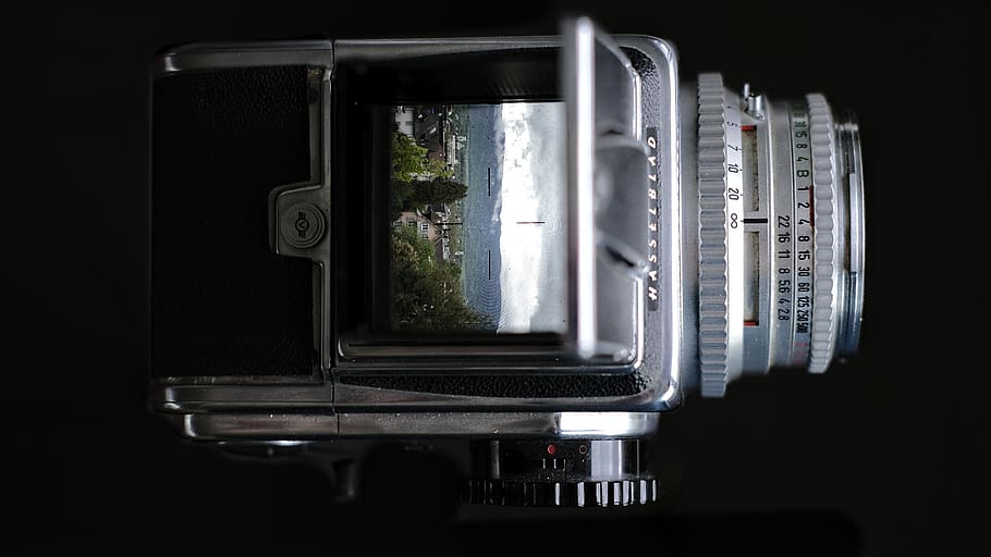 kamera, elektronik, Hasselblad, landskab, medium format, analog, video kamera, strop, våben, klinge, tilbehør, smykker, ædelsten, diamant, spænde, digitalt kamera, maskine, sølv, indendørs, teknologi, tæt på, ingen mennesker, transportform, transportmidler, sort baggrund, meddelelse, mørk, bil, fotografering temaer, afspejling, trådløs teknologi, gennemsigtig, land køretøj, motor køretøj, forbindelse, glas - materiale, vindue, sikkerhed, 5K