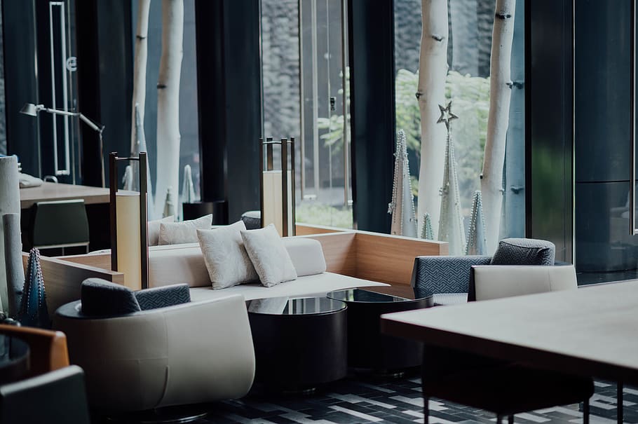 buit, marró, blanc, sofà, conjunt, mobles, habitació, a l'interior, sala d'estar, taula, vestíbul, taula de cafè, decoració de la llar, disseny d'interiors, cadira, habitatge, edifici, sòls, fusta, coixí, recepció, pis, sala d'espera, cap gent, seient, dia, absència, finestra, arquitectura, estructura construïda, interior de casa, modern, vidre - material, habitació domèstica, còmode, luxe, 5K