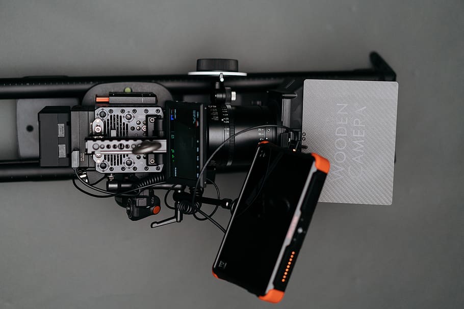 càmera de rodatge negre, màquina, càmera, ordinador, electrònica, pantalla, motor, llum, explorar, cadira, lent, construir, vídeo, bts, darrere les càmeres, dispositiu, accessori, escena, videografia, tecnologia, a l'interior, primer pla, cap gent, cultura i entreteniment artístic, música, color negre, natura morta, equipament, comunicació, control, tir de l'estudi, estudi, equip fotogràfic, indústria, equip d’àudio, modern, taula, sol objecte, estudi de gravació, equipament elèctric, càmera digital, 8K