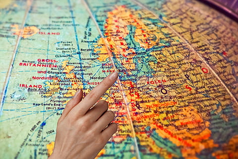mapa, globus, món, terra, pla, espectacle, dit, mà, vacances, viatjar, objectiu, viatge, rodó, continent, país, obert, explorar, nou, multicultural, descobrir, humà, vespre cara, a l'estranger, orientació, a l'interior, primer pla, mà humana, direcció, mapa del Món, part del cos humà, gent, text, exploració, comunicació, enfocament selectiu, descobriment, guió occidental, celebració, gesticulant, cerca, 2K, CC0, domini públic, lliure de regalies
