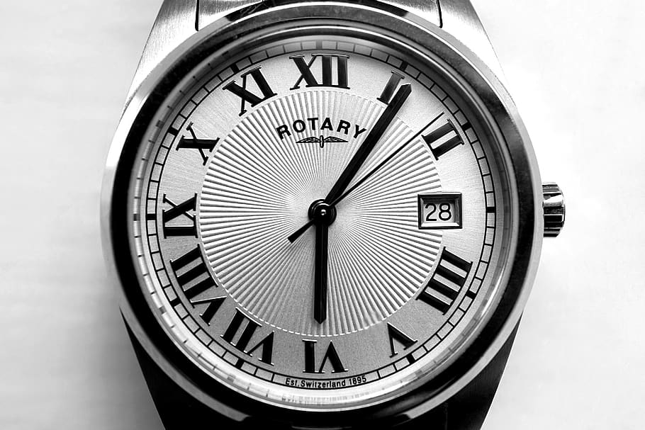 il giro, grigio, rotante, analogico, orologio, 6:06 display, sfocatura, avvicinamento, Data, messa a fuoco, numeri, numeri romani, tempo, numero, mano minuta, romano, strumento del tempo, numero romano, nessuno, quadrante, precisione, lancetta dell'orologio, cerchio, forma, fatto dall'uomo, Oggetto creato dall'uomo, in casa, caratteristica della parete, forma geometrica, accessorio personale, 2K