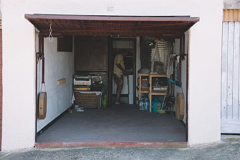 Spanien, Salou, arbejde, arbejdsområde, mand, gammel mand, gammel, sommer, arbejder, arkitektur, bygget struktur, bygning udvendig, dag, bygning, indgang, dør, ingen mennesker, hus, udendørs, åben, sæde, træ - materiale, fravær, butik, tom, stol, døråbning, handle ind, væg, 5K, CC0, offentligt domæne, royaltyfrie