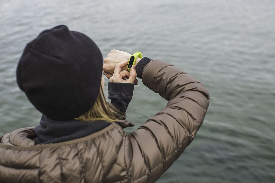 donna, analizzare, cercare, guardare, nero, giallo, tracker di attività, cofano, luce del giorno, mani, giacca, paesaggio, natura, acqua, retrovisore, persone reali, una persona, stili di vita, colpo alla testa, giorno, attività di svago, capi di abbigliamento, lago, uomini, cappello, ritratto, all'aperto, detenzione, vista dall'alto, cappuccio - abbigliamento, 5K