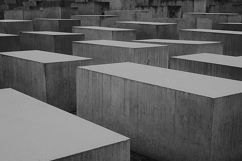 rechteckig, grau, hölzern, Tabelle, Beton, Fußboden, Matze, Labyrinth, Boden, Grab, Holz, Sperrholz, Pflanze, Wand, Asphalt, Symbol, Kreuz, Steinplatte, Grabstein, Schiefer, Gang, Tier, Vogel, Denkmal, die Architektur, keine Leute, Monument, Block, Stadt, Religion, Vollbild, Geschichte, gebaute Struktur, Reiseziele, Blockform, Holz - Material, Hintergründe, die Vergangenheit, in einer Reihe, Tag, 4K, CC0, gemeinfrei, lizenzfrei