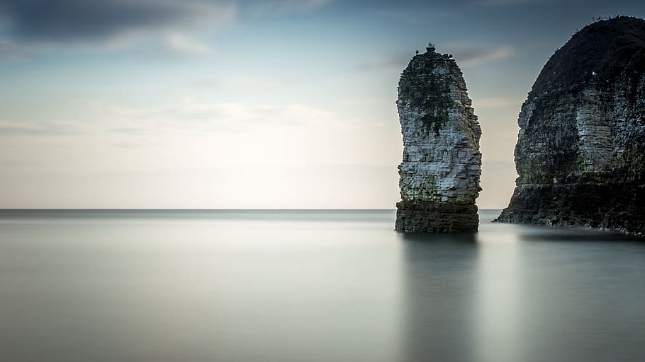 formació de roca grisa, badia, platja, penya-segat, núvols, alba, dia, Anglaterra, horitzó, llum, exposició llarga, monocroma, naturalesa, oceà, reflexió, formacions rocoses, escena, paisatge, escènic, mar, paisatge marí, cel, posta de sol, aigua, escenics - natura, tranquil·litat, escena tranquil·la, davant del mar, bellesa a la natura, cap gent, horitzó sobre l’aigua, núvol - cel, idíl·lic, rock, formació de roca, escena no urbana, a l'aire lliure, pila de roca, post de fusta, 4K
