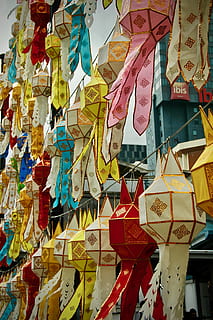assorterede farvepapir lanterne, multi farvet, hængende, ingen mennesker, kreativitet, stor gruppe af objekter, Kunst og håndværk, fuld ramme, overflod, dag, variation, detail, valg, til salg, baggrunde, repræsentation, tekst, udendørs, lav vinkel visning, dekoration, dyr repræsentation, detailvisning, 2K, CC0, offentligt domæne, royaltyfrie