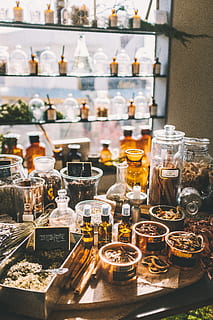 lot d’articles assortits, ampolla, prestatge, vidre, jar, cervesa, begudes, beure, alcohol, cosmètics, perfum, botiga, licor, menjar, dolços, pastisseria, copa, planta, gabinet, mobles, pub, contenidor, vidre - material, menjar i beguda, a l'interior, cap gent, natura morta, taula, transparent, variació, refresc, elecció, centrar-se en primer pla, negocis, comptador de barres, 5K, CC0, domini públic, lliure de regalies
