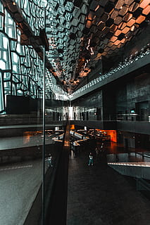 edificio nero interno, illuminazione, umano, persona, Islanda, Reykjavik, interior design, in casa, architettura, metropoli, urbano, costruzione, città, cittadina, sala da concerto di reykjavik, terminale, ringhiera, corrimano, pedone, mezzi di trasporto, automobile, struttura costruita, persone reali, illuminato, vetro - materiale, persone accessorie, finestra, uomini, trasparente, giorno, stili di vita, persone, attrezzatura per l'illuminazione, natura, soffitto, 5K, CC0, dominio pubblico, privo di copyright