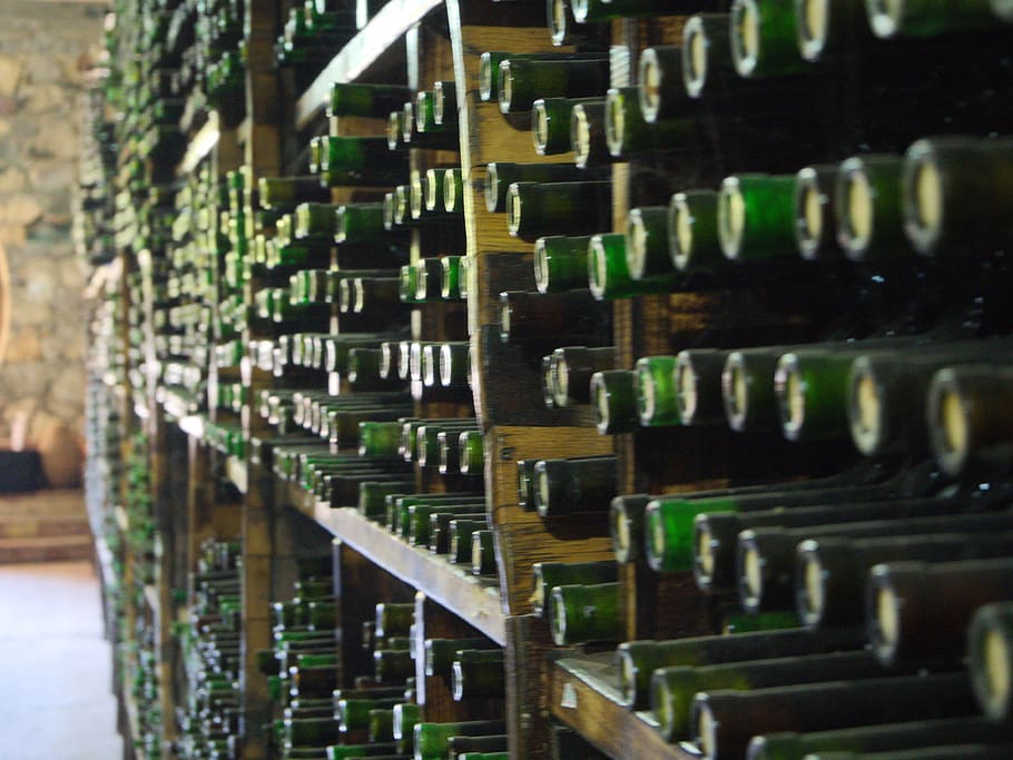 Flaschen, Wein, Keller, Grün, Regal, Flasche, drinnen, in einer Reihe, Essen und Trinken, Getränk, große gruppe von gegenständen, Erfrischung, Weinflasche, Alkohol, Auftrag, selektiver Fokus, Container, Fülle, keine Leute, Gestell, Anordnung, Holz - Material, Wein machen, Rotwein, 4K