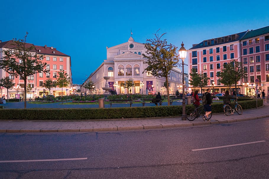 munich, gärtnerplatz, Alemanya, munchen, glockenbach, llum de nit, arquitectura, exterior de l'edifici, estructura construïda, ciutat, edifici, carrer, cel, carretera, transport, naturalesa, il·luminat, barri residencial, vida de ciutat, destinacions de viatge, arbre, planta, blau, vespre, a l'aire lliure, cap gent, 5K