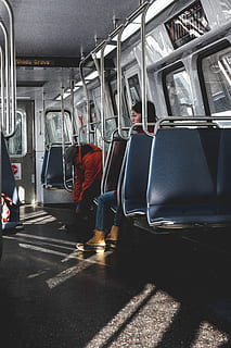 deux, passager, à l'intérieur, train, transport, véhicule, autobus, Terminal, la personne, Humain, gare, chaussure, Vêtements, personnes, métro, coussin, voiture de voyageurs, arrêt de bus, séance, manteau, pardessus, mode de transport, Voyage, transport public, Vrais gens, journée, Transport ferroviaire, train - véhicule, véhicule terrestre, intérieur du véhicule, modes de vie, Hommes, ville, une personne, lumière du soleil, périple, en plein air, 5K, CC0, domaine public, libre de droits