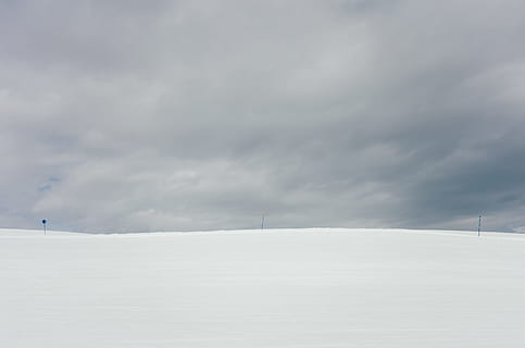 schi, noros, zi, alpin, Alpi, albastru, nori, rece, ze, îngheţ, îngheţat, Angrenaj, gri, vacanţă, Italia, Livigno, natură, nimeni, în aer liber, praf, ploios, sezon, schiuri, zăpadă, acoperit cu zăpadă, sport, turism, concediu de odihna, vreme, alb, iarnă, temperatura rece, nor - cer, cer, scenice - natura, o scenă liniștită, mediu inconjurator, frumusețe în natură, culoare alba, liniște, peisaj, scenă non-urbană, acoperire, teren, acoperit de nori, nici o persoana, un munte acoperit de zăpadă, 2K, CC0, domeniu public, fără drepturi de autor
