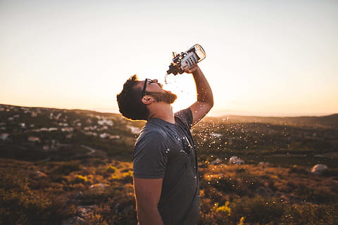 chico, hombre, bebida, agua, botella de agua, sediento, barba, lentes, gente, sol, puesta de sol, camiseta, al aire libre, excursionismo, una persona, actividad de ocio, estilos de vida, gente real, adulto joven, en pie, cielo, luz del sol, ropa casual, naturaleza, vista lateral, cintura para arriba, adulto, hombres, jóvenes, belleza en la naturaleza, participación, 5K, CC0, dominio público, libre de derechos