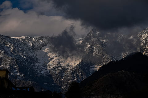schneebedeckt, Berggipfel, wolkig, Himmel, Wolken, kalt, dunkel, dunkle Wolken, Dämmerung, Abend, Nebel, Gletscher, Wanderung, Landschaft, Berg, draußen, Rocky Mountains, Schnee, schneebedeckter Berg, Sturm, Sonnenuntergang, Reise, Tal, Wetter, Winter, Schönheit in der Natur, wolke - himmel, Szenen - Natur, Gebirge, kalte Temperatur, Umgebung, keine Leute, Natur, ruhige Szene, Ruhe, Nicht-städtische Szene, Gipfel, idyllisch, Kraft in der Natur, Formation, 5K, CC0, gemeinfrei, lizenzfrei