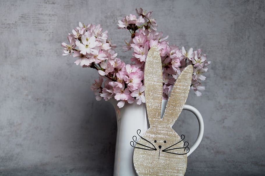 llebre, Pasqua, conill de Pasqua, orelles, tema de pasqua, decoració, primavera, Flors de cirerer, flors, fresc, bouquet, decoratiu, jardí, rosa, romàntic, flor, planta amb flors, frescor, planta, color rosa, vulnerabilitat, funció de construcció de parets, bellesa a la natura, fragilitat, primer pla, a l'interior, gerro, cap gent, naturalesa, pètal, creixement, natura morta, art i artesania, cap de flor, arranjament floral, 2K