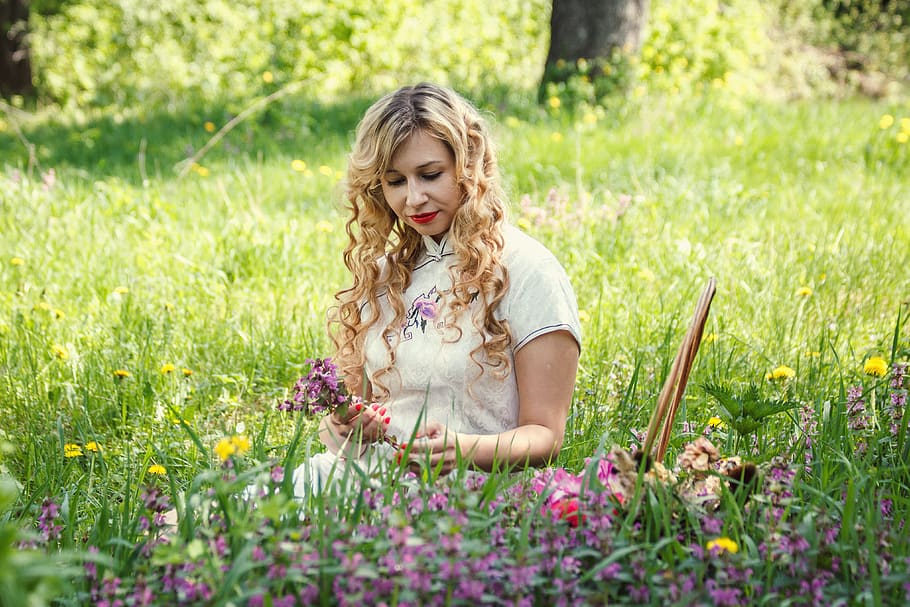 kvinde med blomster, smuk, blond, flor, blomstre, flora, blomster, græs, person, kvinde, blomst, blomstrende plante, plante, hår, langt hår, frisure, en person, blond hår, natur, skønhed, Kvinder, smilende, Mark, skønhed i naturen, grøn farve, friskhed, selektiv fokusering, forår, udendørs, smuk kvinde, 4K