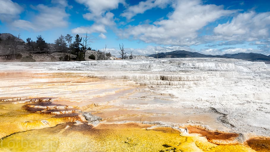 vora del mar, núvols, la llum del dia, referència, paisatge, Parc Nacional, naturalesa, parc, escènic, pedres, arbres, aigua, parc nacional de Yellowstone, cel, bellesa a la natura, núvol - cel, escenics - natura, escena tranquil·la, cap gent, primavera càlida, escena no urbana, dia, tranquil·litat, medi ambient, geografia física, idíl·lic, guèiser, vapor, geologia, poder a la natura, a l'aire lliure, 5K