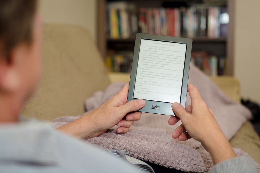 cocooning, llegir, lectura, llibre, llibres, ebook, llibre digital, home, sala d'estar, biblioteca, plaid, cobertura, comoditat, casa, kobo, llum de lectura, càmera digital, digital, pacient, tecnologia, a l'interior, celebració, adult, comunicació, connexió, gent, homes, tecnologia sense fils, estils de vida, habitació domèstica, part del cos humà, mobles, assegut, sofà, mà humana, la vida domèstica, Internet, mà, a la vista de l’espatlla, xarxes socials, 2K